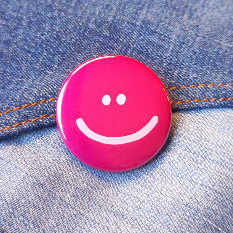 Ansteckbutton Smiley pink auf Jeans